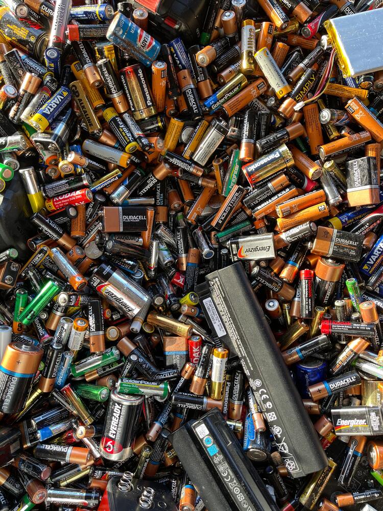 Pilhas e baterias são prejudiciais a natureza, sem opção de reciclagem.