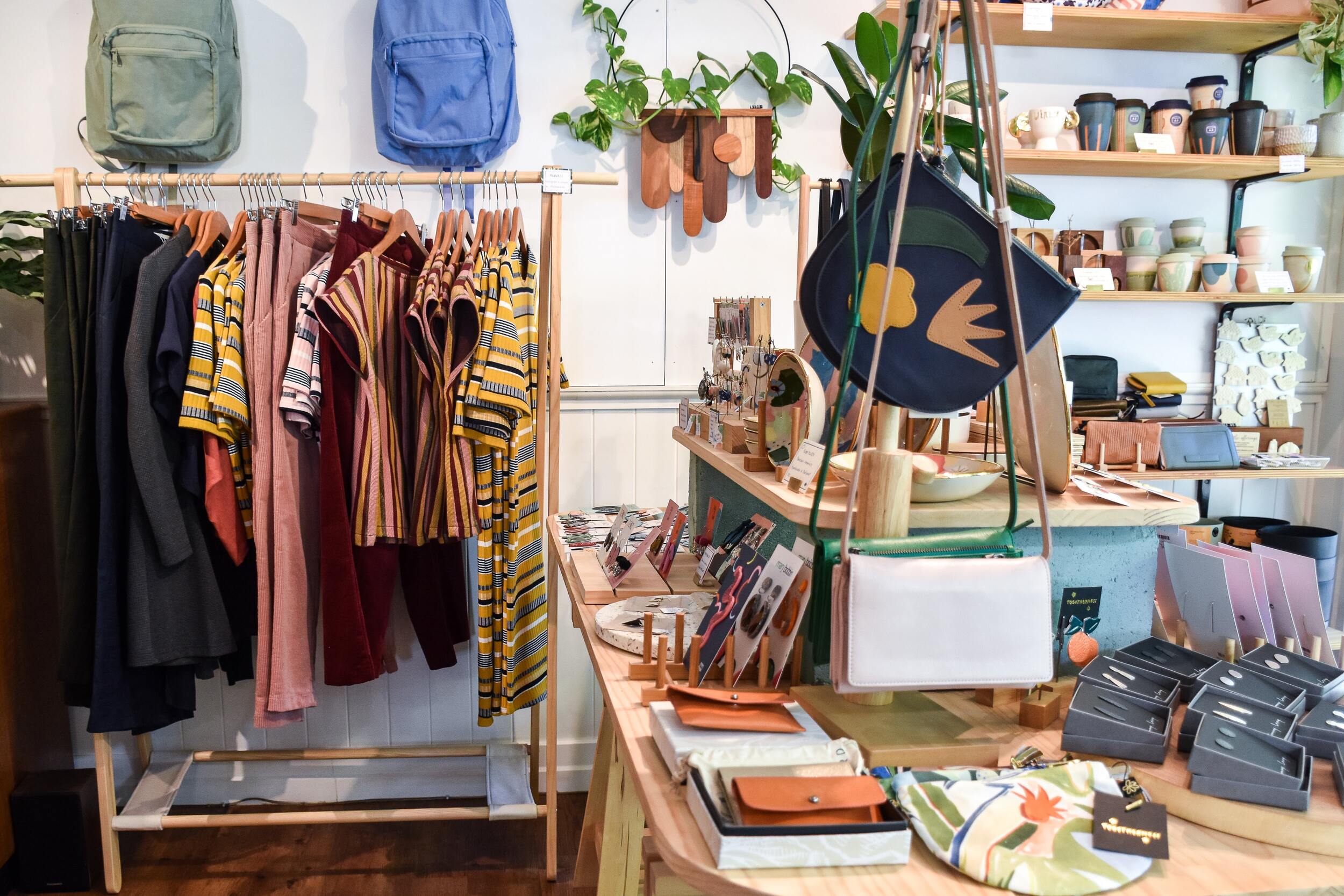 moda sustentável, cabides com roupas